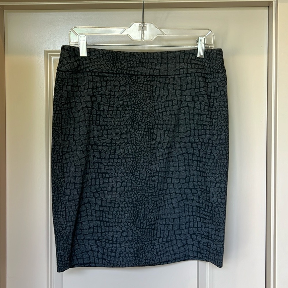 Halogen dress knee-length women’s skirt, sz 8, tone on tone croc pattern